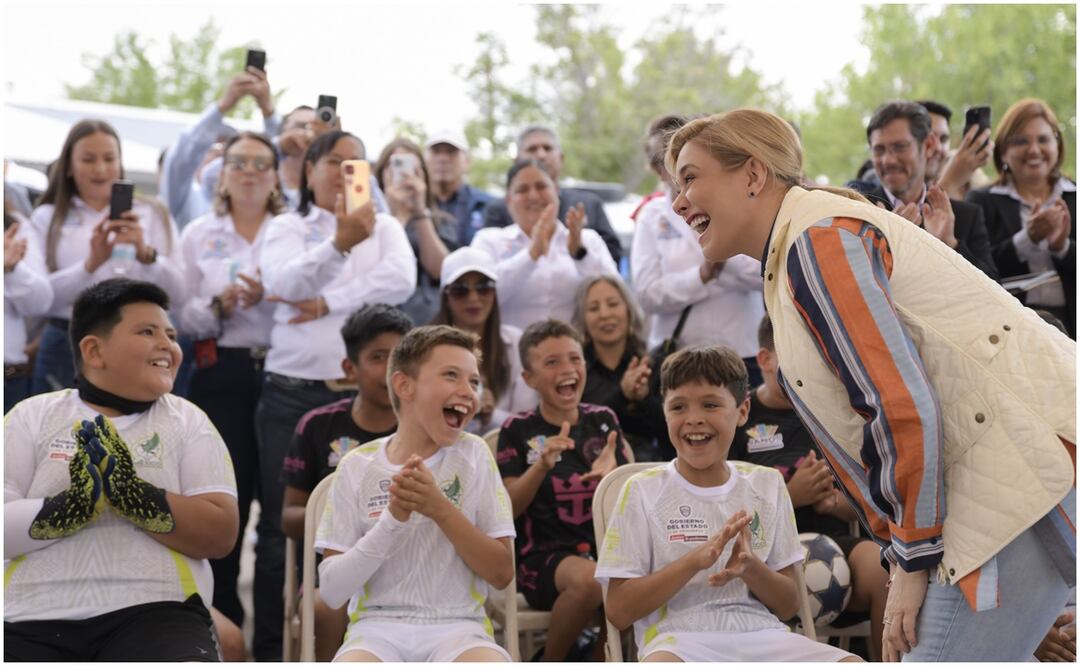 Gobernadora de Chihuahua, María Eugenia Campos Galván durante inauguración de la cancha de fútbol con pasto sintético en la escuela Porfirio Talamantes. Foto: Especial