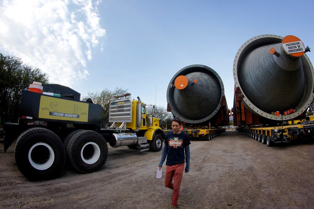 Por segundo día consecutivo, las cuatro calderas gigantes que se dirigen a la refinería Miguel Hidalgo de Tula, Hidalgo, permanecieron varadas en un terreno de la comunidad Pintillo, en plena capital Queretana
