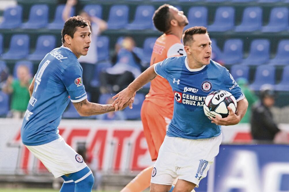 “Ch aco” (d.) se despachó con un doblete en el triunfo cementero en el Azul (CARLOS MEJÍA. EL UNIVERSAL)