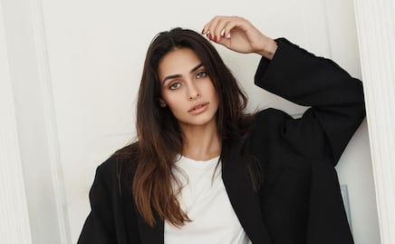 Renata Notni enamora con minivestido rojo en Paris Fashion Week