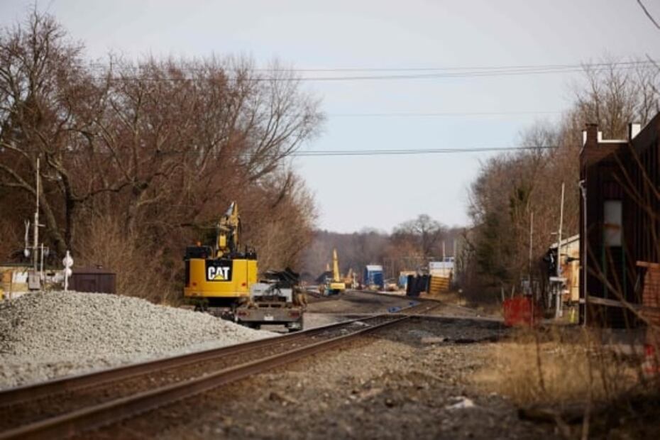 VIDEO: Filtran imágenes de río contaminado en Ohio tras descarrilamiento de tren con químicos