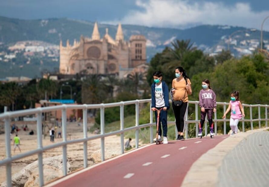 Coronavirus. Con ganas de correr y sin miedo, niños empiezan a salir en España tras cuarentena
