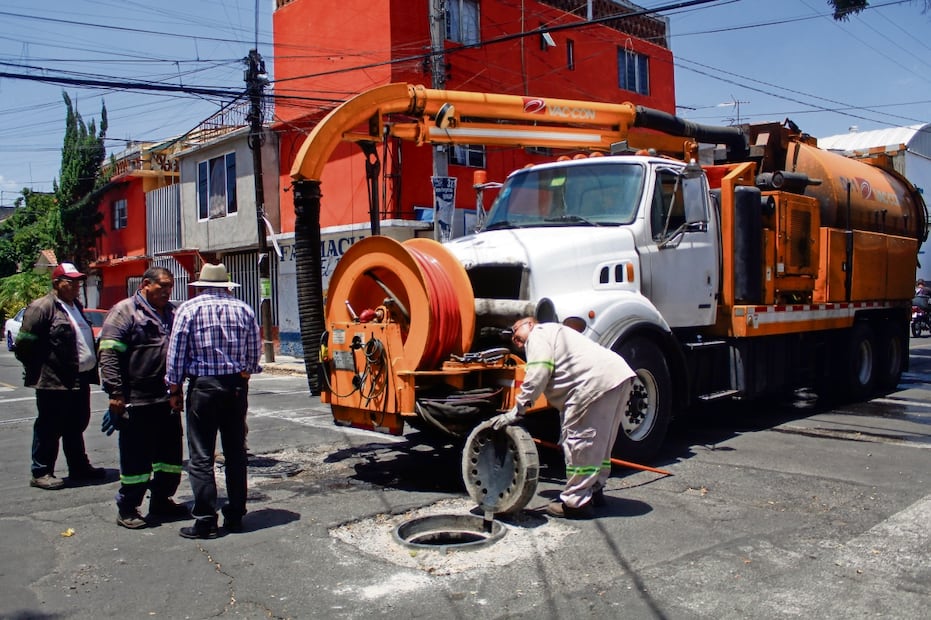 Desazolvan coladeras donde huele a combustible en la GAM