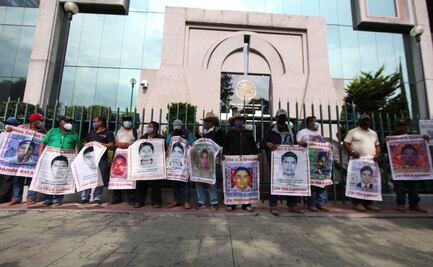 Padres de los 43 normalistas de Ayotzinapa protestan en el CJF; acusan corrupción de jueces