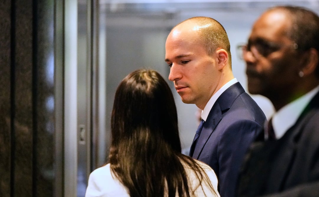El presidente de OpenAI, Greg Brockman, al centro, llega a un tribunal federal de distrito en California. Foto: AP.