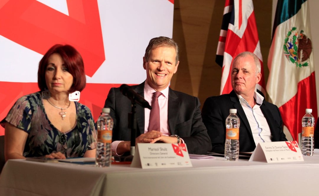Marisol Schulz, directora de la feria, junto al embajador de Reino Unido  en México, Duncan Taylor, y Raúl Padilla, presidente de la FIL. AGUSTÍN SALINAS. EL UNIVERSAL 