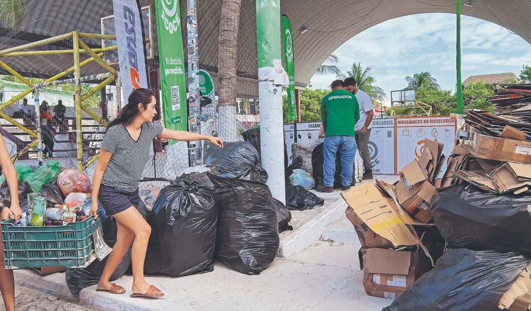Toda la basura que se recolecta se lleva al centro de transferencia, donde se separa, se compacta y se etiqueta para su traslado fuera de la isla. Fotos. de Adriana Varillas