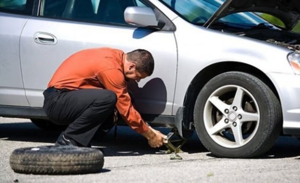 La forma correcta de usar el gato para cambiar una llanta
