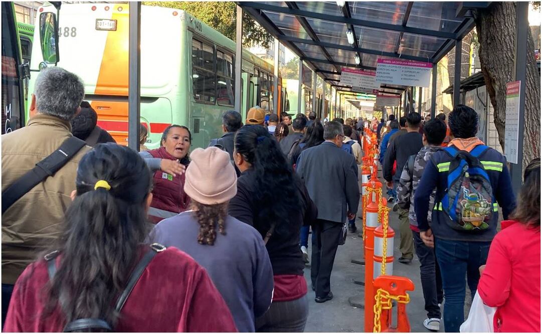 Servicio emergente por cierre del tramo Isabel La Católica a Observatorio de la Línea 1 del Metro de la CDMX. Foto: Gaspar Betancourt/ EL UNIVERSAL