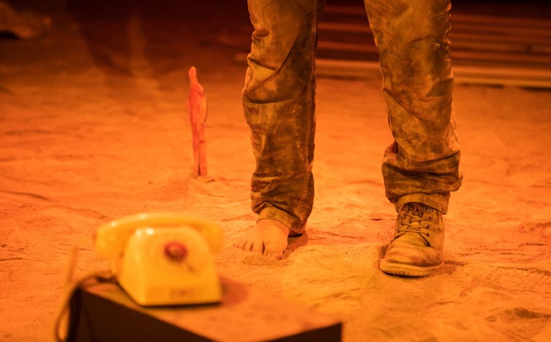 Obra teatral “Los Argonautas, Sonidos del desplazamiento”, puesta que reflexiona sobre la movilidad humana por condiciones externas. Foto: Carlos Alvar, cortesía