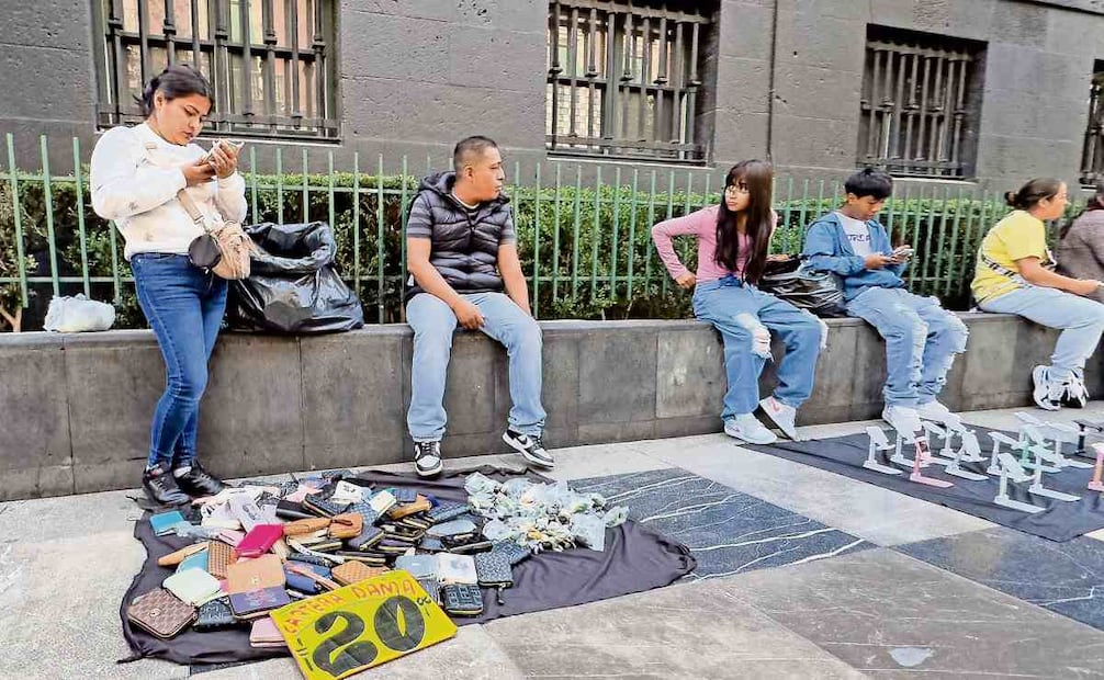 Ambulantes ofrecen sus productos en calles del Centro; se mantienen atentos para recoger la mercancía cuando haya presencia de autoridades. Foto. Hugo Salvador / EL UNIVERSAL