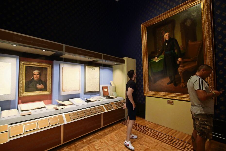 Antes del Recinto Parlamentario hay una sala de exposiciones que el público no puede apreciar por la prisa con que el guía hace el recorrido.  Foto: Carlos Mejía / EL UNIVERSAL