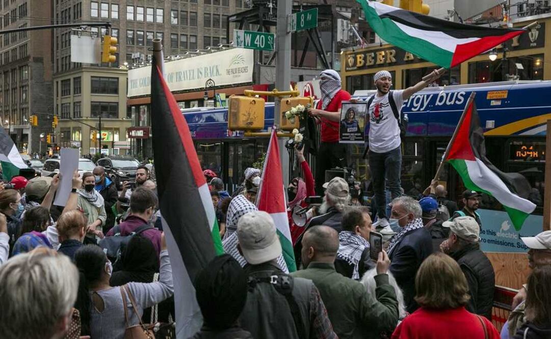 La gente se reúne para un memorial y una manifestación en honor a Shireen Abu Akleh. Foto: EFE