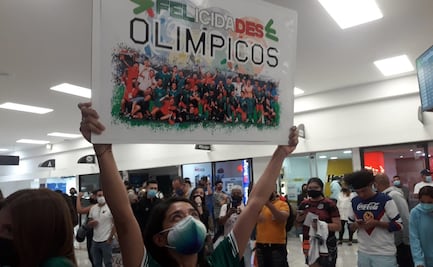 Selección Mexicana Olímpica aterrizó con fiesta y caos total en el aeropuerto