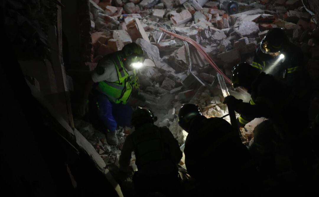 Tras la explosión por la acumulación de gas LP una mujer quedó atrapada y una barda colapsó. Foto: Especial