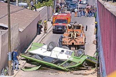 Ecatepec: cae micro de puente; tres muertos