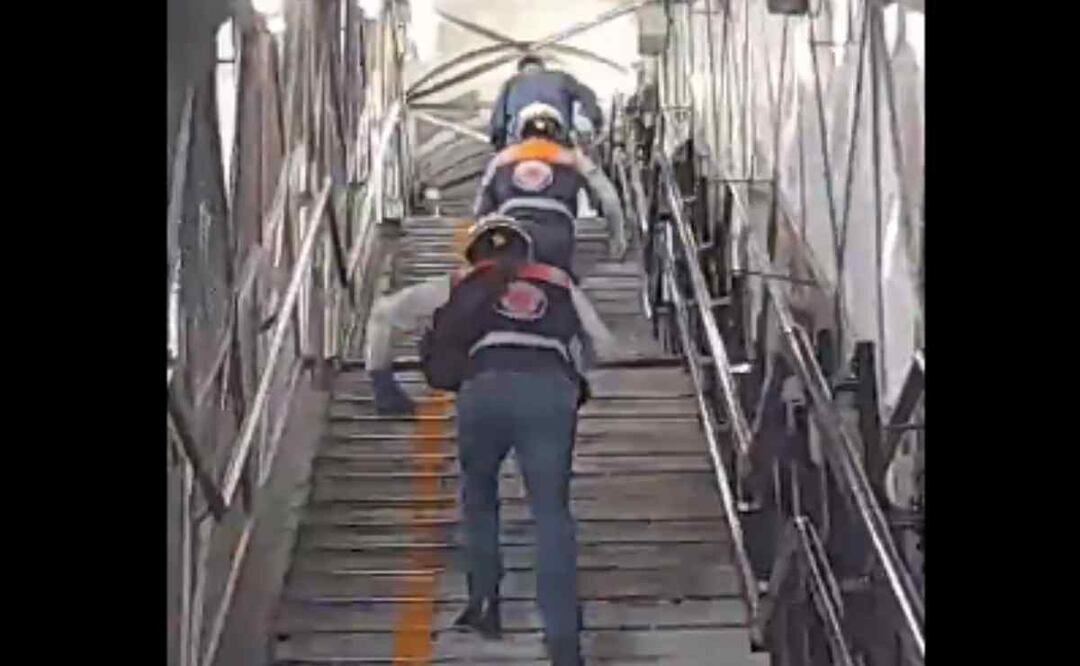 Personal de protección civil llegando a la estación Romero Rubio para levantar a la persona que se arrojó a las vías Foto: Especial