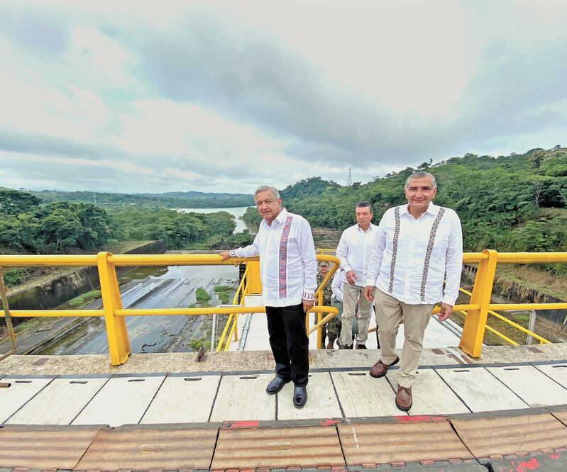 El presidente Andrés Manuel López Obrador y el gobernador de Tabasco, Adán Augusto López, entre otros, en la presa Peñitas. Foto: CORTESÍA