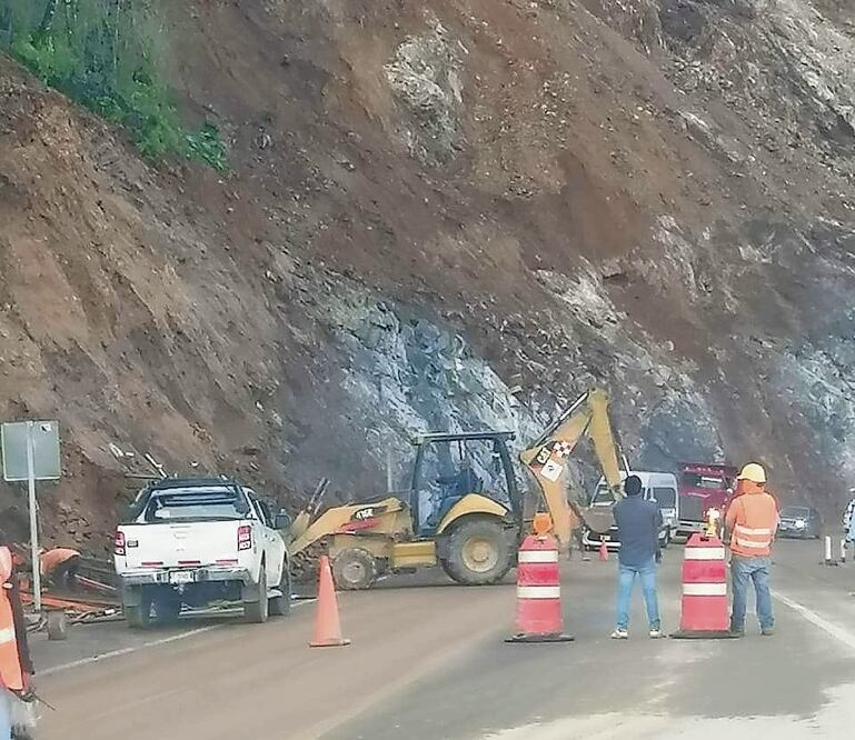 En Oaxaca hay “flujo de lodo y piedras” del kilómetro 45 al 53 de la autopista Barranca Larga-Ventanilla Foto: Especial