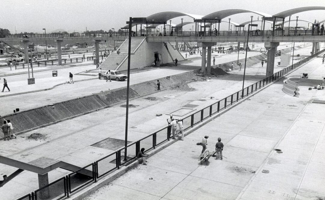 Así se veían los últimos trabajos de herrería en Metro La Paz, en el Estado de México, terminal del total de diez estaciones que se realizaron para la Línea A del STC. Días después el presidente Salinas de Gortari inauguraría la obra. Archivo EL UNIVERSAL.