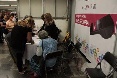 Empiezan a repartir "silbatos de Mancera" en Metro