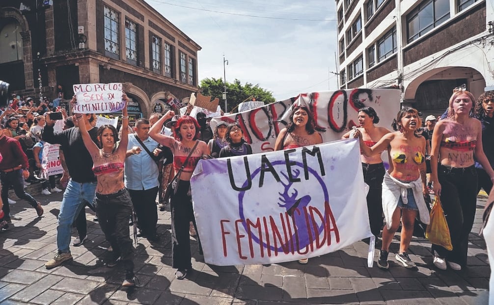 Un grupo de estudiantes universitarias irrumpió en el desfile cívico-militar para protestar contra la violencia feminicida. Foto: Tony Rivera