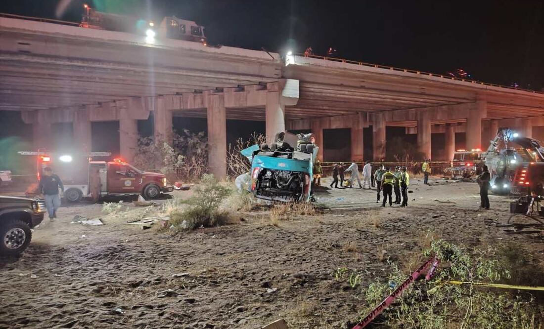 Caen de puente camión y automóvil; hay dos personas fallecidas y 29 lesionadas. (30/03/2025) Foto: Especial