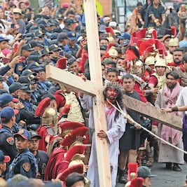 Entre calor y empujones, fieles siguen a Jesús