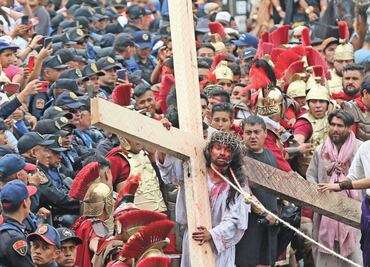Entre calor y empujones, fieles siguen a Jesús