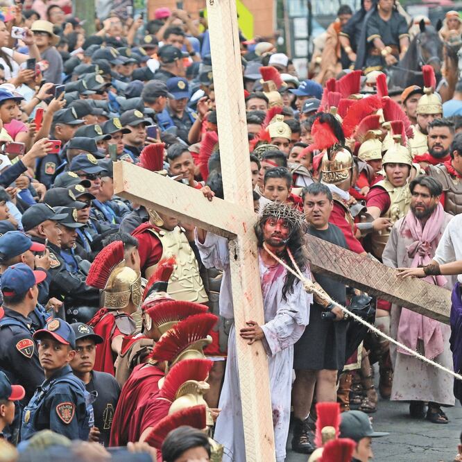 Durante el recorrido correspondiente al Viernes Santo por las calles de Iztapalapa, la gente trataba de encontrar el mejor ángulo para tomar una imagen de Jesús. CARLOS MEJÍA. EL UNIVERSAL