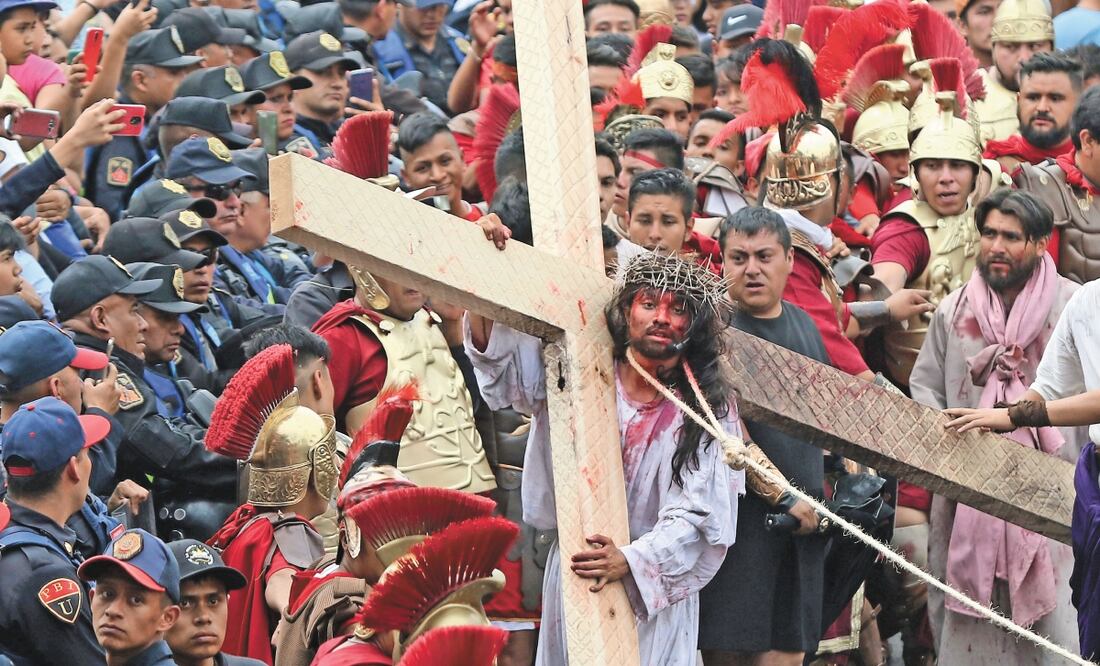 Durante el recorrido correspondiente al Viernes Santo por las calles de Iztapalapa, la gente trataba de encontrar el mejor ángulo para tomar una imagen de Jesús. CARLOS MEJÍA. EL UNIVERSAL