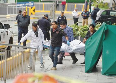 Para asaltar a cuentahabiente, matan a policía en plaza de Interlomas