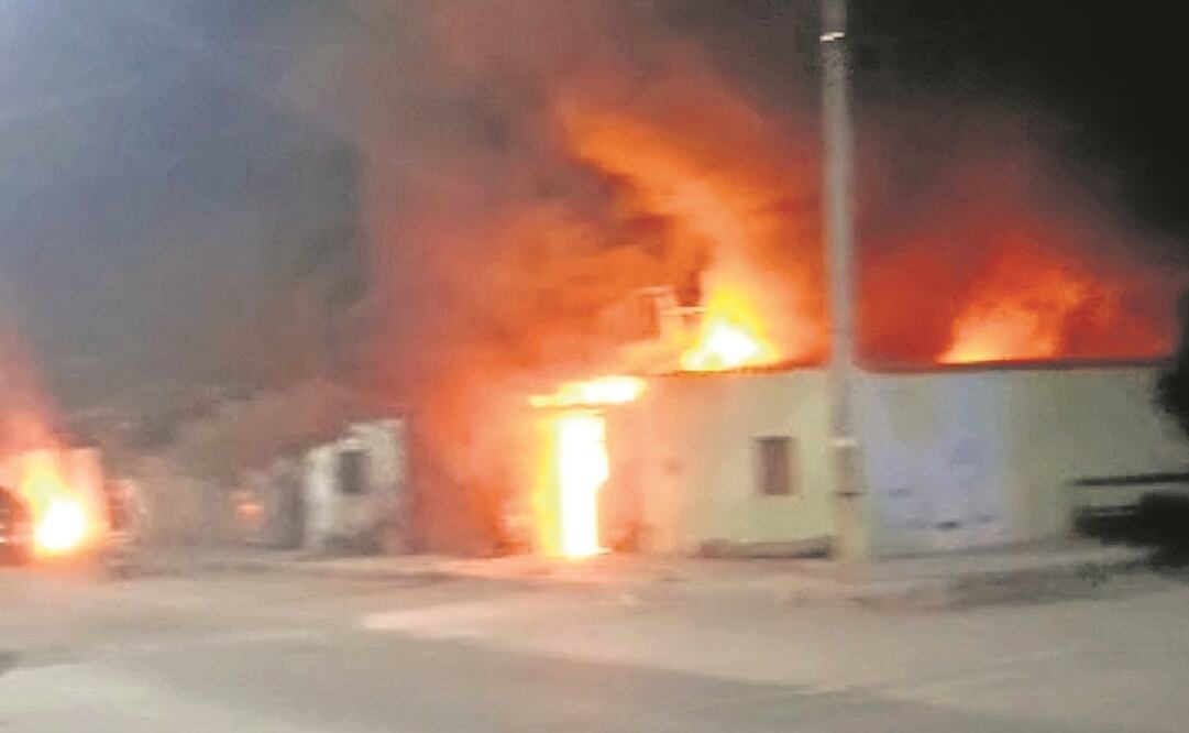 Hombres armados quemaron una vivienda y vehículos en la colonia Arboledas, donde protagonizaron varias balaceras. Foto: Especial 