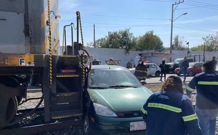 Tren embiste a un auto que intentó ganarle el paso en Toluca