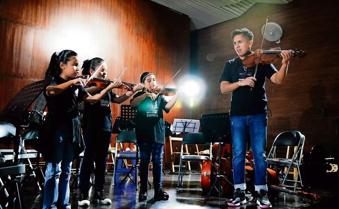 A la Youth Sinfonietta Chiapas la conforman 43 alumnos de entre ocho y 16 años; tienen 24 horas de clases al mes, preparan programas de concierto y son una muestra de lo que su titular llama “el inmenso talento innato del mexicano”. Foto: Óscar Macedo y Montserrat Pérez