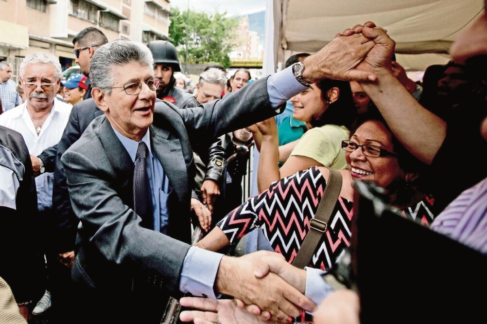 El presidente de la Asamblea Nacional (izq.) saluda a los partidarios del referéndum revocatorio del mandato de Maduro, ayer en Caracas (FERNANDO LLANO.AP)