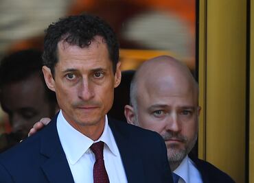 Excongresista de EU se declara culpable de enviar mensajes sexuales a niña