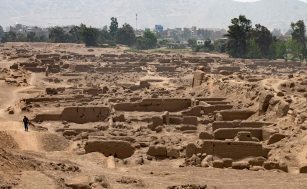 Descubren momia, cubriéndose el rostro, de hace aproximadamente mil 200 años de antigüedad