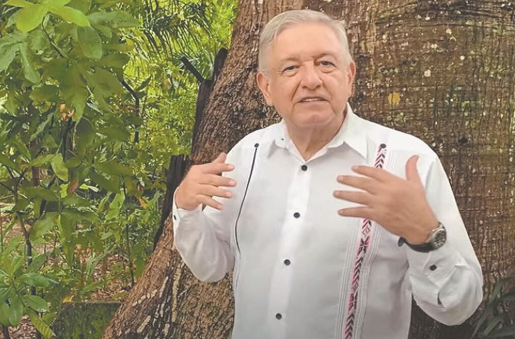 El presidente Andrés Manuel López Obrador envió el pésame a todos los mexicanos que han perdido un familiar acausa del Covid-19. Además, adelantó que reiniciaría sus giras de trabajo con el banderazo a la obra del Tren Maya. TOMADA DE VIDEO 