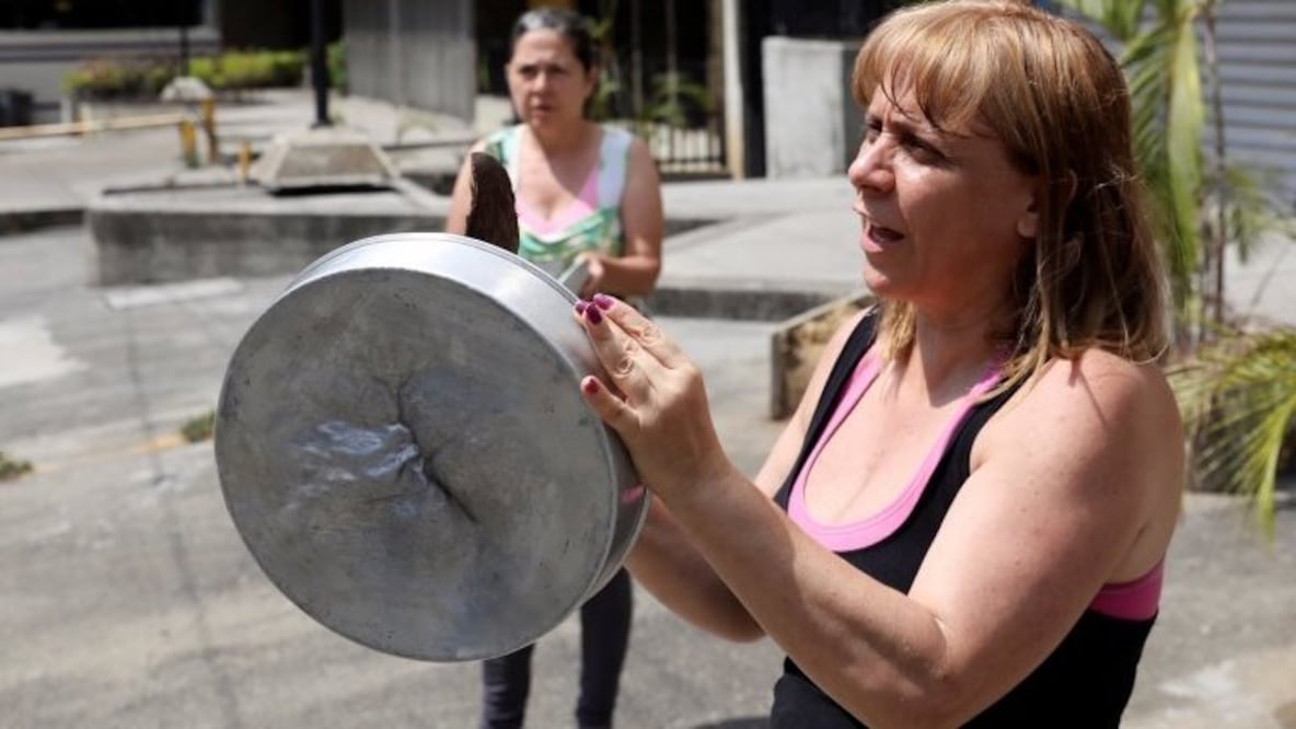 Reuters Venezuela, donde los ciudadanos protestan contra la falta de servicios básicos como la electricidad, encabeza la lista de los países más desdichados.