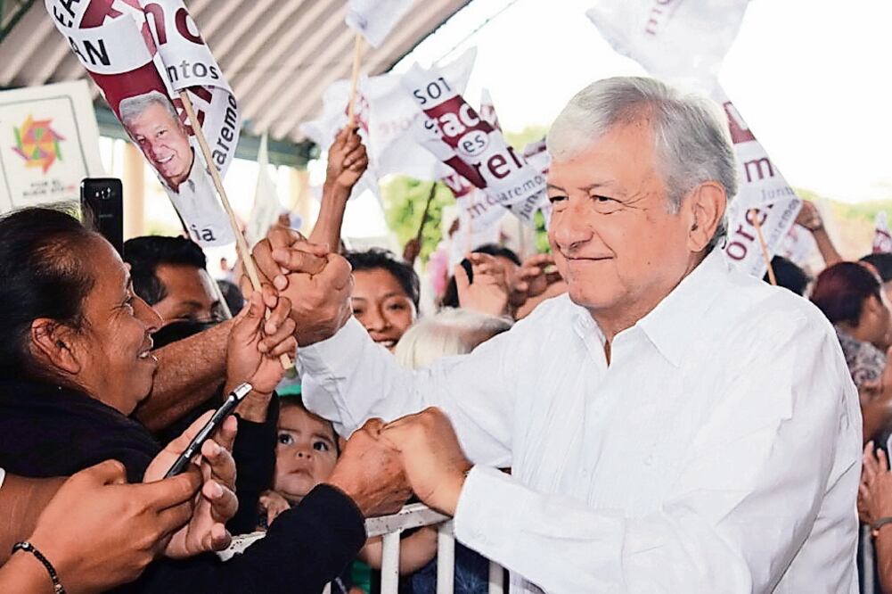 En su último día de gira por Veracruz, Andrés Manuel López Obrador, líder de Morena, dijo que en ese partido no se rechaza a nadie que busque sumarse. (CORTESÍA)