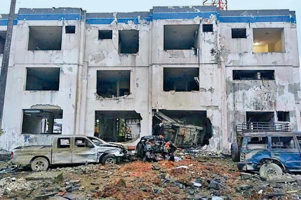 Destrucción. La estación policial de San Lorenzo, en la provincia de Esmeraldas, quedó muy dañada por la explosión, que afectó viviendas aledañas. (REUTERS)