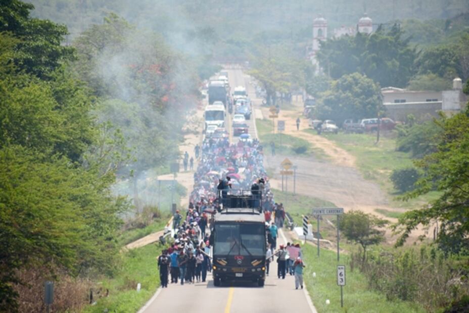 Maestros y estudiantes protestan para pedir la liberación de los normalistas de Mactumatzá