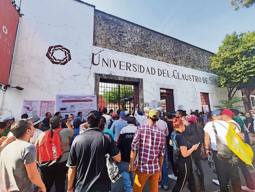 Sólo proporcionaron mil papeletas por cada casilla especial. Afuera del Claustro de Sor Juana la gente se quejó Foto: Especial