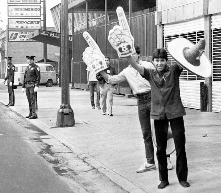 Jóvenes capitalinos durante la tarde del 31 de mayo de 1986, día de la inauguración del Mundial 1986 en México. Entre las noches de festejo mundialista, se podía ver a hombres en finos trajes, jóvenes en ropas deshilachadas y a adolescentes en su uniforme escolar, todos juntos reconociendo el desempeño de la selección nacional. Foto: Archivo EL UNIVERSAL