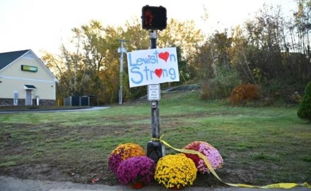 Una pancarta dice "Lewiston fuerte" en Lewiston, Maine, después de un tiroteo masivo en un boliche y un bar que dejó 18 muertos y decenas de heridos. Foto: AFP