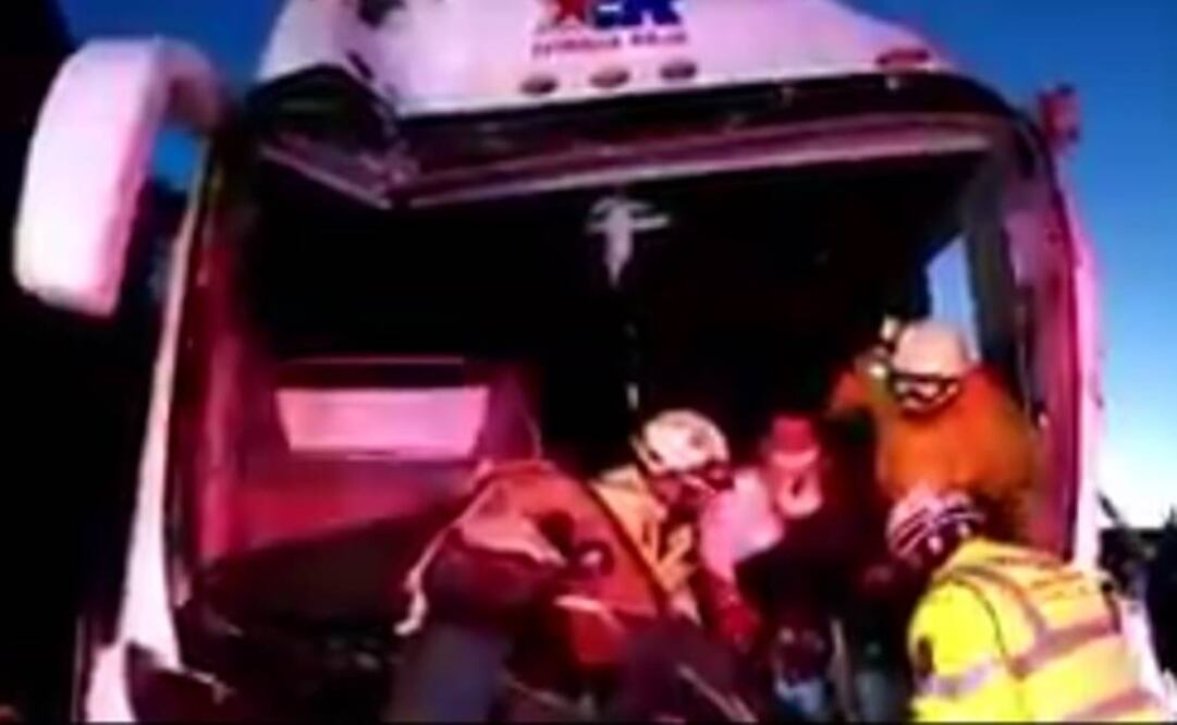 Chocan camión de pasajeros y tráiler en la México-Puebla