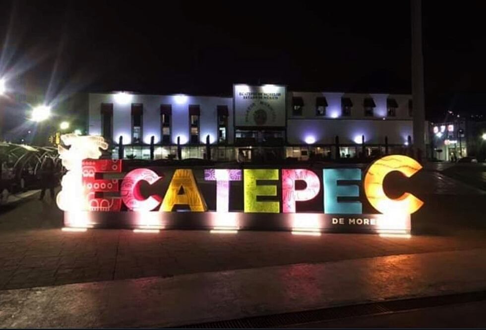 En la explanada del Palacio Municipal de Ecatepec fue develado un letrero, similar al de los Pueblos Mágicos. Foto: tomada de Twitter/Miguel Bennetts