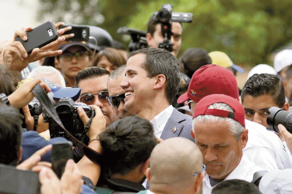 Juan Guaidó, proclamado presidente interino, ayer cerca de la Asamblea Nacional, en Caracas. El líder opositor convocó a una nueva sesión para hoy. / IVÁN ALVARADO. REUTERS