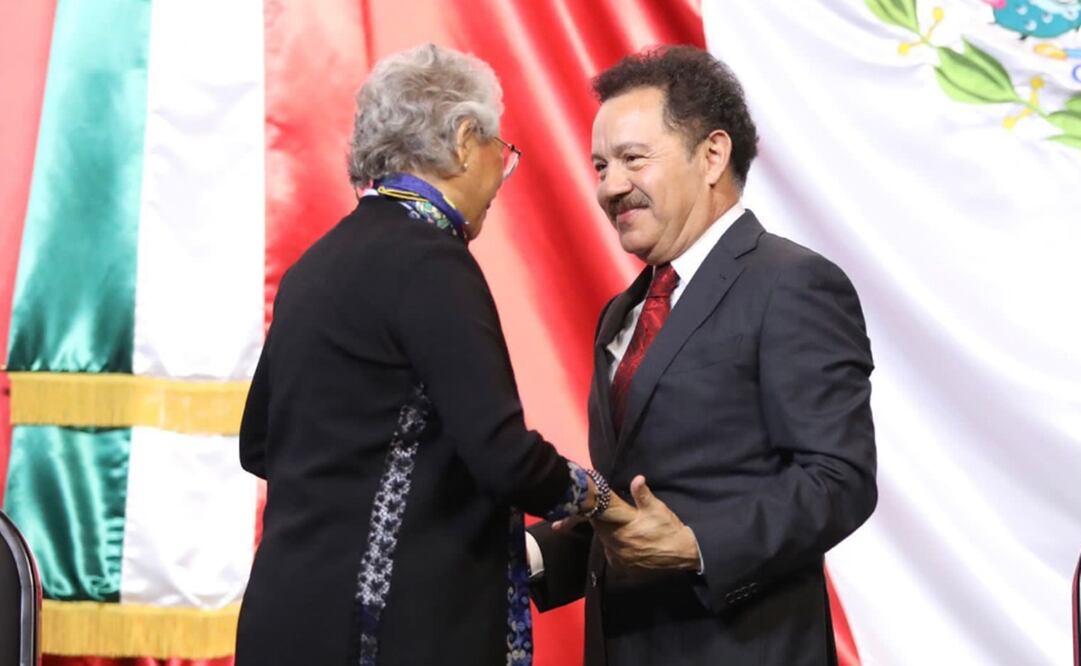 Ignacio Mier Velazco, coordinador de los diputados de Morena, entregó a Olga Sánchez Cordero reformas constitucionales a 55 artículos. Foto: Twitter @NachoMierV